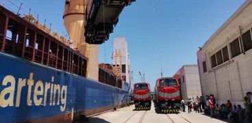 "النقل" تستكمل تنزيل 20 جرار سكة حديد بـ"رصيف 66" في ميناء الإسكندرية