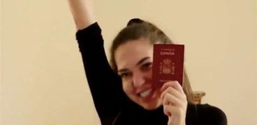 هبة إسكندراني ترفع جواز السفر الإسباني