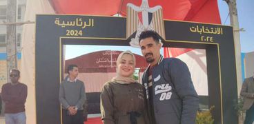 زوجان يساعدان الناخبين بالقاهرة الجديدة