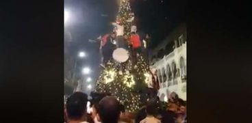 مجهولون يسرقون شجرة الكريسماس