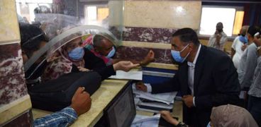 محافظ مطروح خلال تفقده المركز التكنولوجى لخدمة المواطنين بمجلس مدينة مرسى مطروح