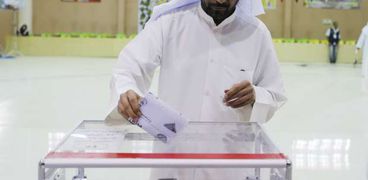 مواطن كويتى خلال الإدلاء بصوته فى الانتخابات الماضية