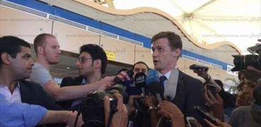 السفير البريطاني خلال المؤتمر الصحفي داخل صالة مطار شرم الشيخ
