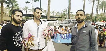 شباب سوريون يحملون «حلويات» لتوزيعها على المصلين