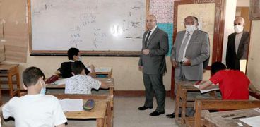 فرحة كبيرة بين طلاب إعدادية بني سويف لسهولة امتحان اللغة العربية (فيديو)