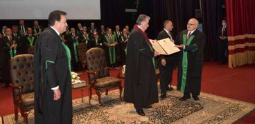 الخشت يمنح الدكتوراة الفخرية لرئيس طاجيكستان