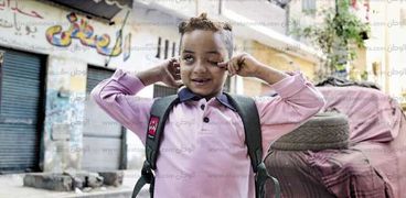 «محمد» فى طريقه إلى مدرسته الجديدة