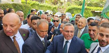 أنصار المرشح الرئاسي عبد السند يمامة يستقبلونه بالهتافات قبل تقديم أوراقه (صور)