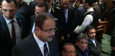 بالصور| وزير الداخلية يُهدي "عريس الفيديو كونفرانس" هدية تذكارية
