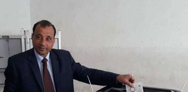 رئيس حى "شرق الإسكندرية" يدلى بصوته فى استفتاء التعديلات الدستورية