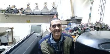 محمود عيد أثناء تصليح التليفزيونات في الإسكندرية