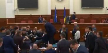 اشتباك بالأيدي في اجتماع لنواب مجلس مدينة "كييف"