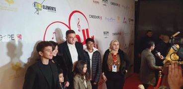 زوجة محمد نور وأبنائه في العرض الخاص لفيلم "الحب بتفاصيله"