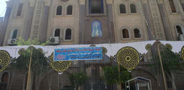 لافته وطنية ..كنيسة العذراء بالإسكندرية تعلق لافتات تهئنة بعيد الأضحي