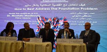 د. عمرو حسن متحدثا خلال الندوة