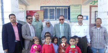 بالصور| وكيل وزارة التربية والتعليم بجنوب سيناء يتفقد معرض الطفولة