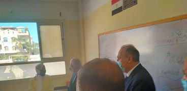 طارق شوقي وزير التربية والتعليم يتفقد الفصول الدراسية بمدرسة أحمد زويل