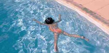 صورة أرشيفية-غرق طفلة بحمام سباحة