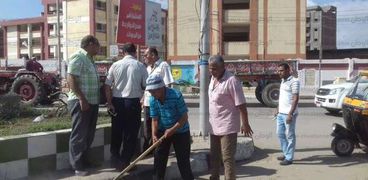 رئيس مدينة سمنود يباشر اعمال الرصف وحملات النظافة ورفع القمامة