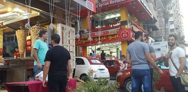 المطعم السوري الذي اغلق في يوم افتتاح جاره المصري