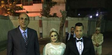 العروسين مع النائب مجدي سيف