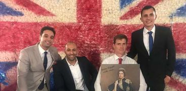السفير البريطاني مع السباح عمرو السوهاجي والدكتور أحمد الشقنقيري