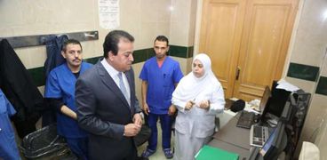 بالصور| وزير التعليم العالي يفاجئ مستشفى قصر العيني