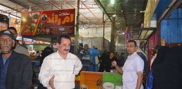 رئيس المحلة بتفقد عمليات بيع البطاطس للمواطنين بأسواق تحيا مصر