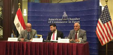 عمرو المنير خلال لقاء لجنة الضرائب بالغرفة الأمريكية