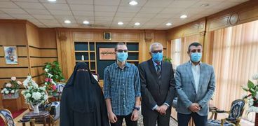 رئيس جامعة المنصورة يستقبل قاهر السرطان