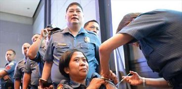 بالصور| تطعيم رجال الشرطة الفلبينية ضد "الأنفلونزا" قبل قمة "ابيك"