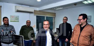 الإعلامي جابر القرموطي خلال زيارته لجريدة «الوطن»