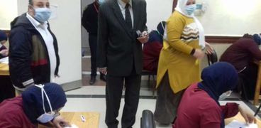 مدير «تأمين بني سويف» يتفقد امتحانات المعهد الفني للتمريض