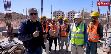 الإعلامي عمرو الليثي وسط عمال البناء