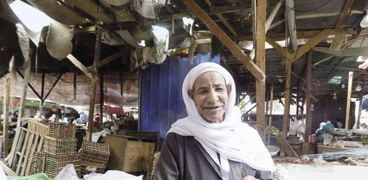 عم «محمد» فى أحد أسواق المطرية