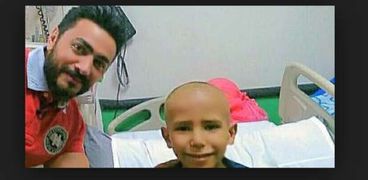 تامر حسني مع مريض بالسرطان