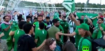 فرحة المشجعين السعوديين بعد فوز منتخبهم على منتخب مصر