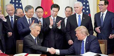 الرئيس الأمريكى مع نائب رئيس مجلس الدولة الصينى خلال توقيع الاتفاق التجارى بين البلدين