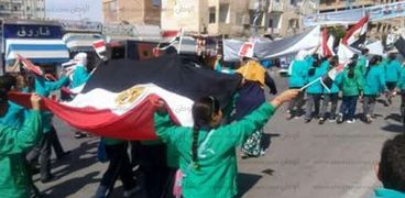 تلاميذ المدارس يرفعون علم مصر ويرددون الأناشيد الوطنيه بشوارع مطروح إحتفالا بأكتوبر