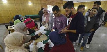 المرشحون لانتخابات اتحاد جامعة عين شمس خلال سحب استمارات الترشح