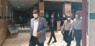 رئيس جامعة أسوان يزور المستشفى الجامعي ويشدد يجب ارتداء الكمامة عند الدخول