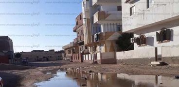 الصرف الصحي يغرق شوارع قرية الجبيل