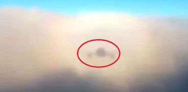 طيار سعودي يصطدم بجسم مرعب وهو يقود الطائرة بين السحب