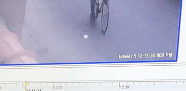 الإرهابى بعد رصده راكباً الدراجة