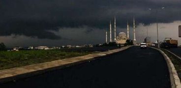 سحب سوداء تحول نهار مدينة إسطنبول الي ليل!