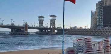 رفع الرايات الحمراء على شواطئ الإسكندرية بعد تحذير الأرصاد
