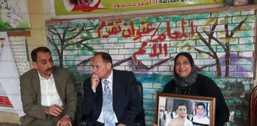 أسرة الشهيد هشام شتا تنتخب فى الهرم اثناء جولة مدير أمن الجيزة اللواء عصام سعد