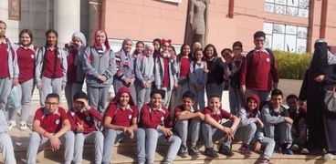 مجموعة من الطلاب التى حضرت البرنامج التدريبى لمتحف التحرير