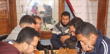 طلاب جامعة مطروح خلال بطولة الشطرنج المفتوحة