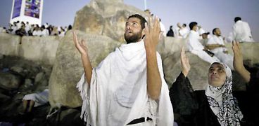 حجاج يتضرعون إلى الله فوق جبل عرفات أمس «أ.ف.ب»